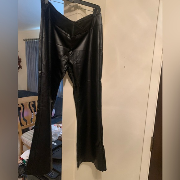 ♥️♥️♥️BEAUTIFUL BLACK PLUS SIZE XXL FAUX LEATHER PANTS!♥️♥️ - Picture 1 of 6